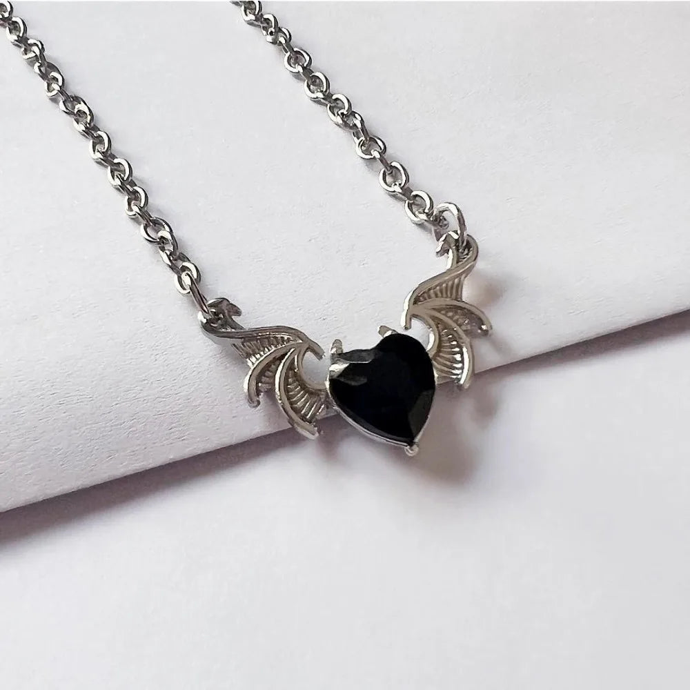 Karmesinrote Fledermausflügel-Eleganz - Verzaubernde herzförmige Kristallanhänger-Halskette