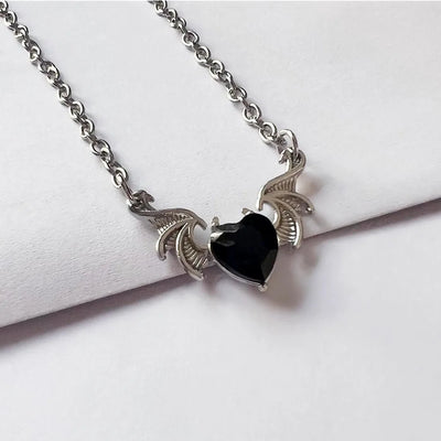 Karmesinrote Fledermausflügel-Eleganz - Verzaubernde herzförmige Kristallanhänger-Halskette