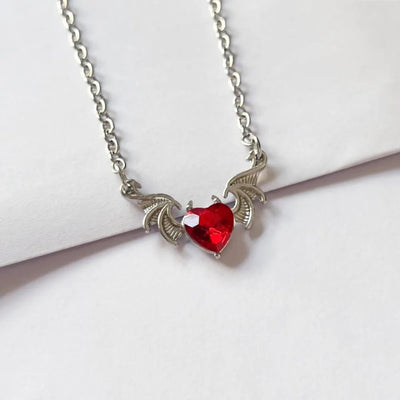 Karmesinrote Fledermausflügel-Eleganz - Verzaubernde herzförmige Kristallanhänger-Halskette
