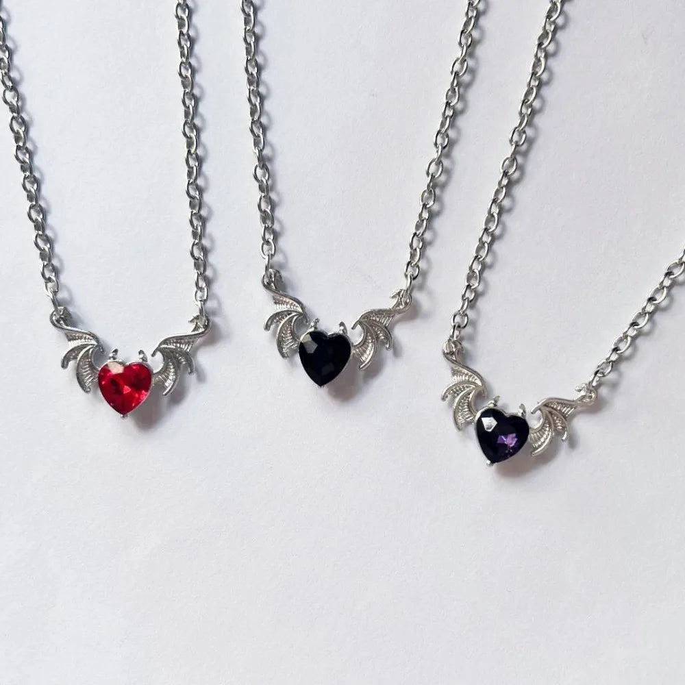 Karmesinrote Fledermausflügel-Eleganz - Verzaubernde herzförmige Kristallanhänger-Halskette