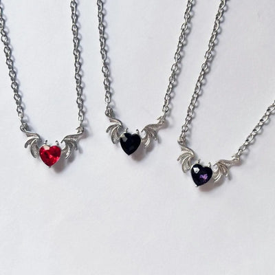 Karmesinrote Fledermausflügel-Eleganz - Verzaubernde herzförmige Kristallanhänger-Halskette