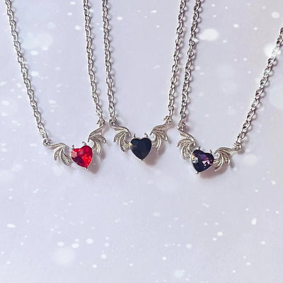 Karmesinrote Fledermausflügel-Eleganz - Verzaubernde herzförmige Kristallanhänger-Halskette