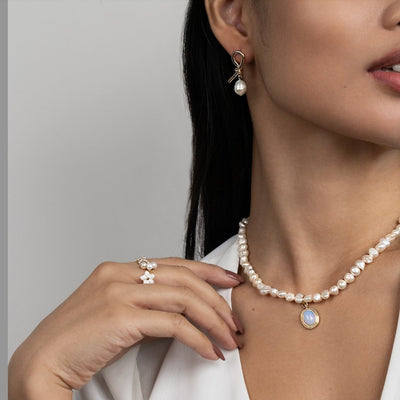 Geknotete Gold- und Süßwasserperlen Ohrringe