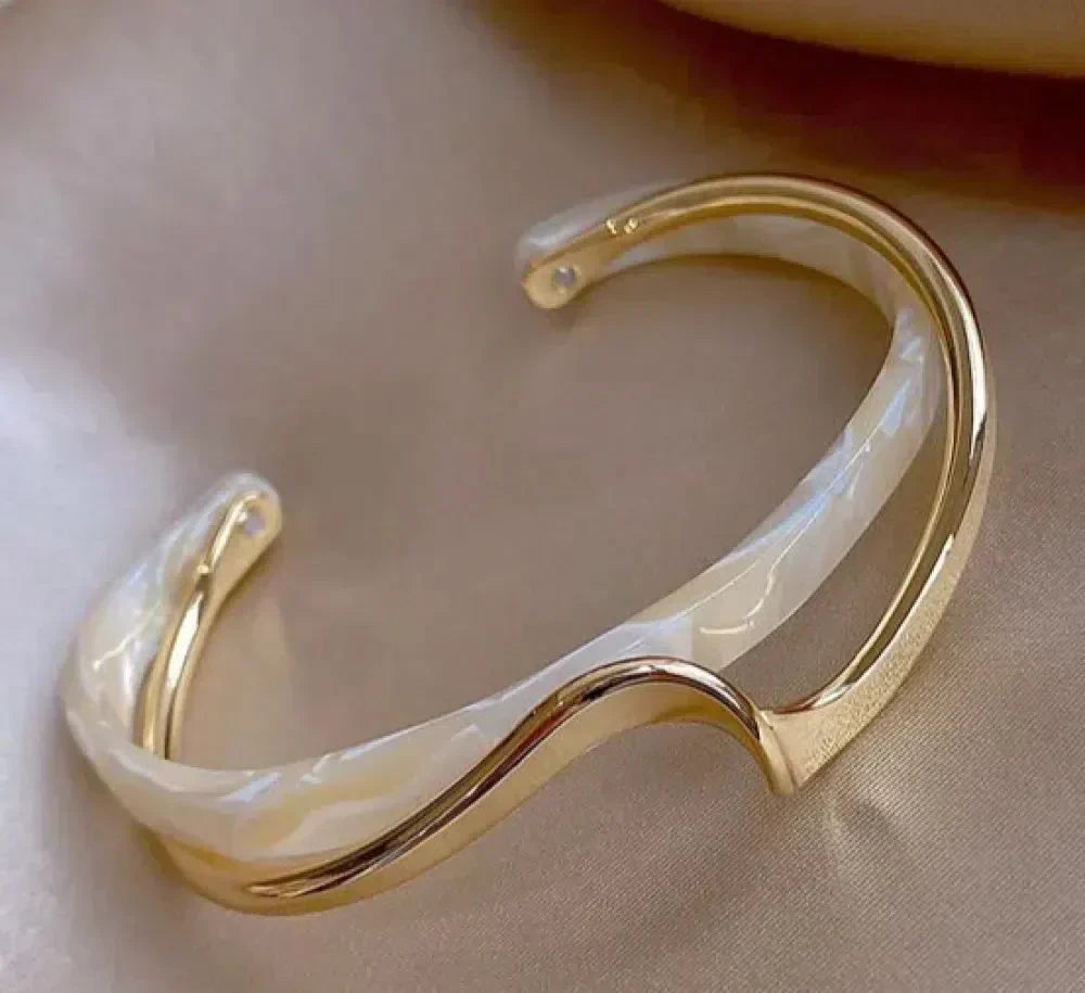 Elegante goldene Armband mit weißem Opal